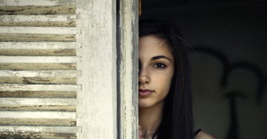 اختي تعاني من الخجل من الدورة الشهرية كيف اتعامل معها؟