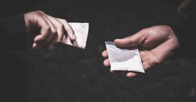 اخي يتعاطى مخدرات ماذا افعل؟
