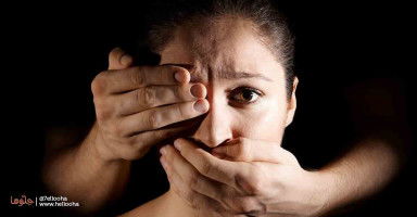 زوجي مسافر وتصرفات والده تغيرت تجاهي كيف أتصرف؟