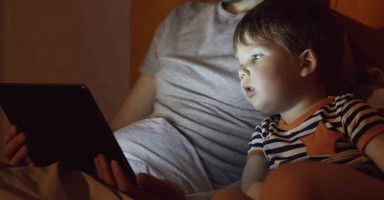 طفلي تأخر في الكلام وينطق بكلمات غير مفهومة ماذا أفعل؟
