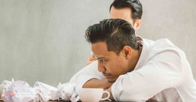 زميلي في العمل ينقل أخباراً كاذبة عني لمديري