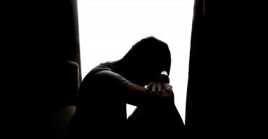 ابن صديقتي يكره العائلة ويريد الهروب من المنزل