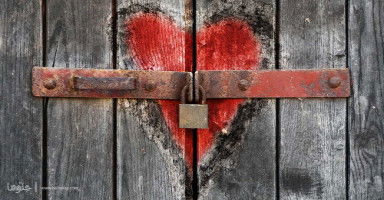 يطلب مني الذهاب معه لشقته حتى نبعد عن أعين الناس