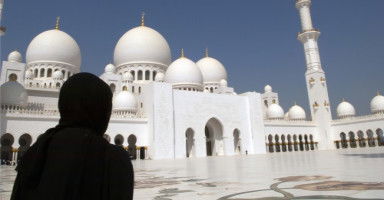 هل أطلب من إمام المسجد أن يبحث لي عن عريس؟