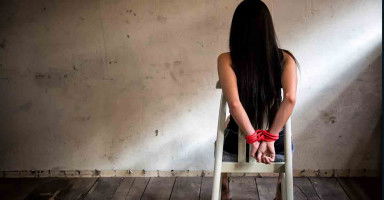 زوجي يعنفني ويعاملني بقسوة ويسجنني في البيت، ماذا أفعل؟