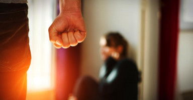 ضربت زوجتي لأنها قللت من احترامها لأمي